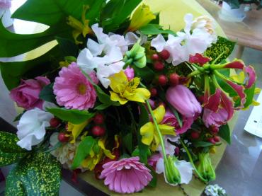 本日の花束は、新年会の会場に・・・｜「フローリスト柴田」　（山形県酒田市の花キューピット加盟店 花屋）のブログ